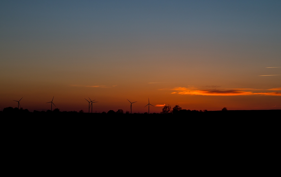 Windräder und Landschaft im Abendlicht
