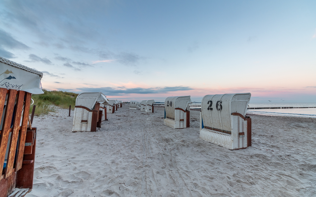Strandkörbe vor Sonnenaufgang an der Ostsee