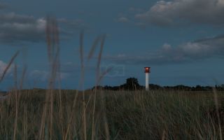 Leuchtturm in den Dünen in Heidkate an der Ostsee
