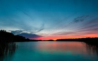 Türkiser See im farbenfrohen Abendlicht