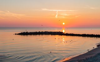 Sonnenaufgang am Meer der Ostseeküste
