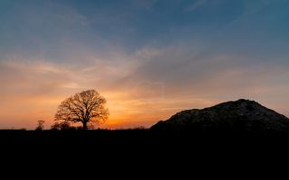 Sonnenuntergang Baum und Berg Silhouette