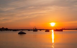 Sonnenuntergang mit Booten in der Ostsee